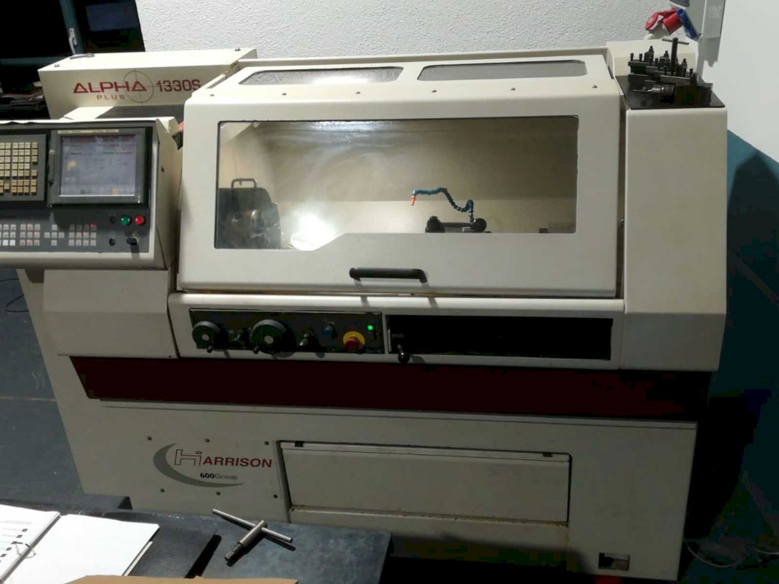 Čelní pohled na Harrison Alpha 1330S Plus stroj