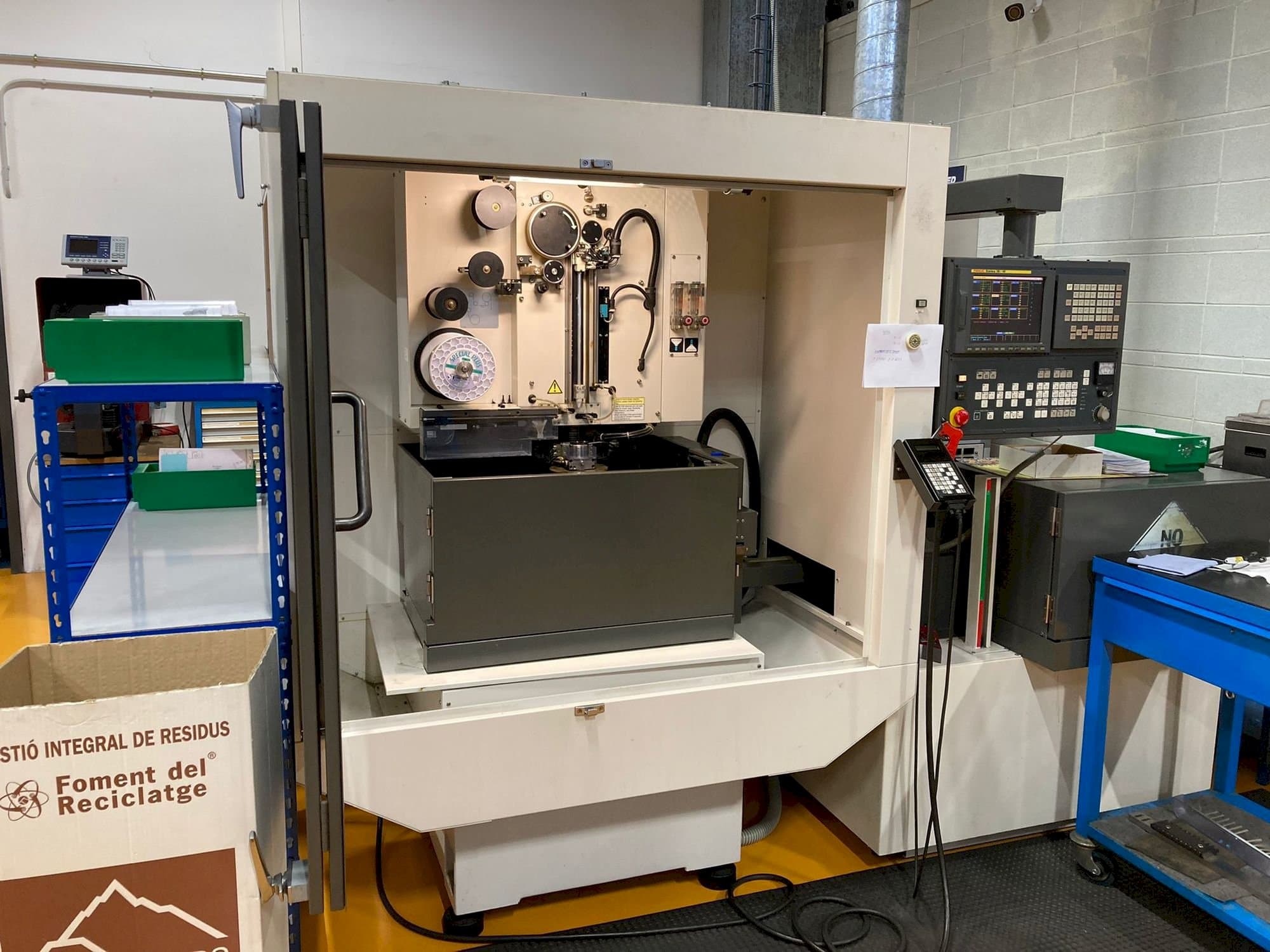 Čelní pohled  na FANUC Robocut Alpha-0iA  stroj