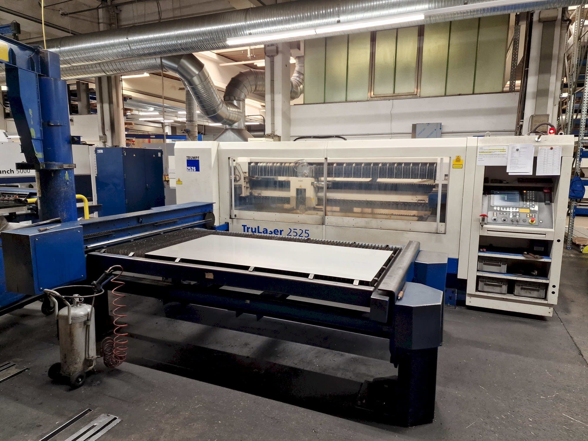Čelní pohled na Trumpf TruLaser 2525 4kW stroj