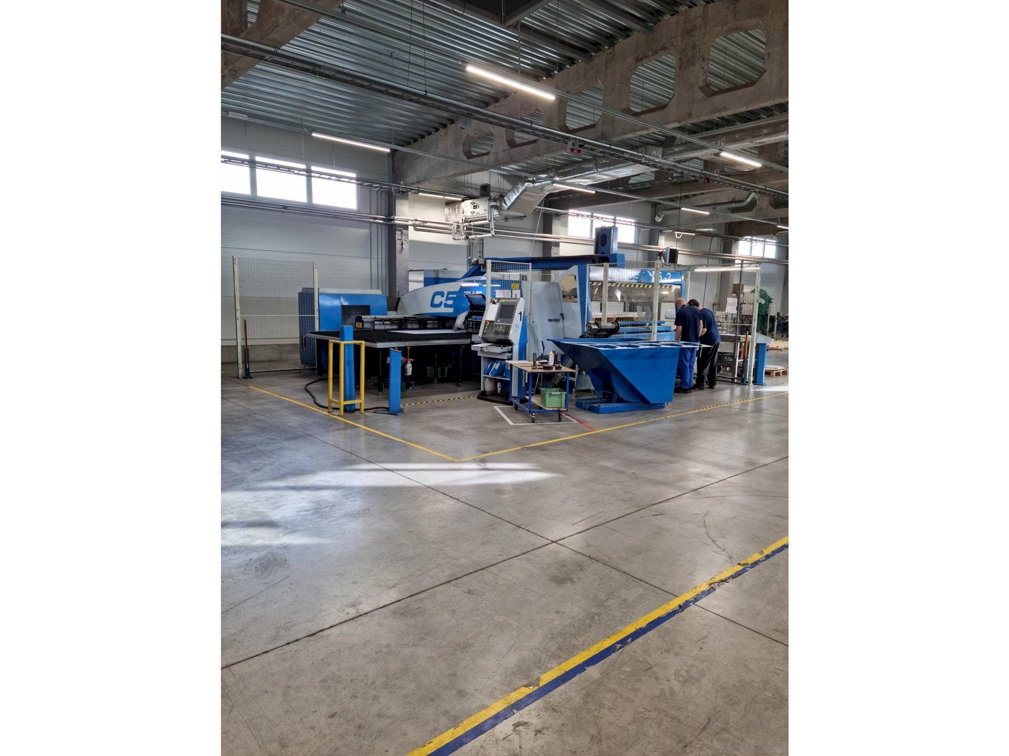 Levý boční pohled na Finn-Power C5 + Compact Express stroj