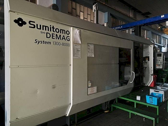 Čelní pohled  na Sumitomo Demag 1300-8000  stroj