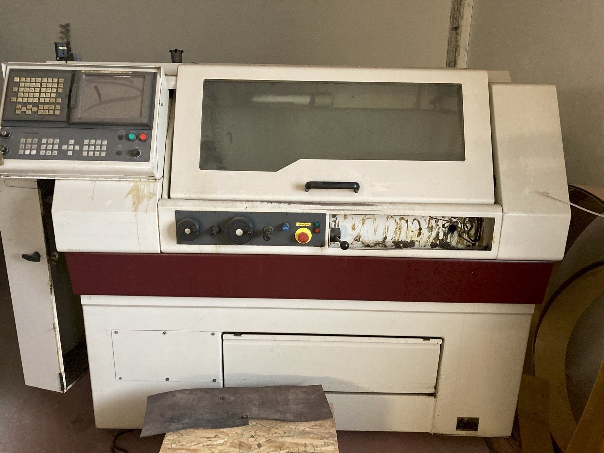 Čelní pohled na Harrison Alpha 1330S stroj