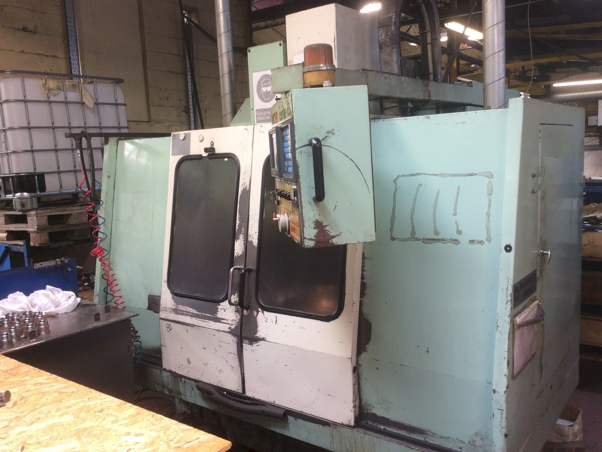 Čelní pohled na Victor V Center-65 stroj