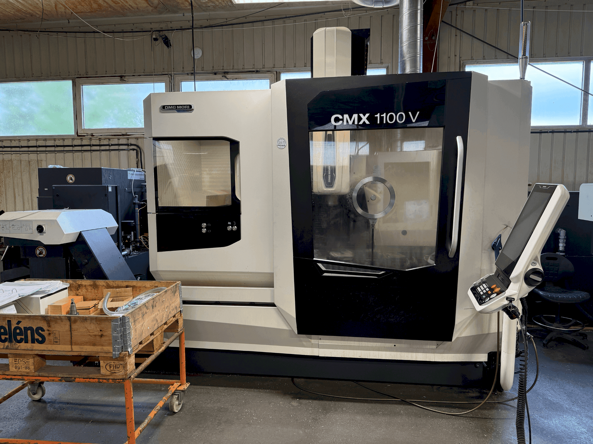 Čelní pohled na DMG MORI CMX 1100 V (2022) stroj