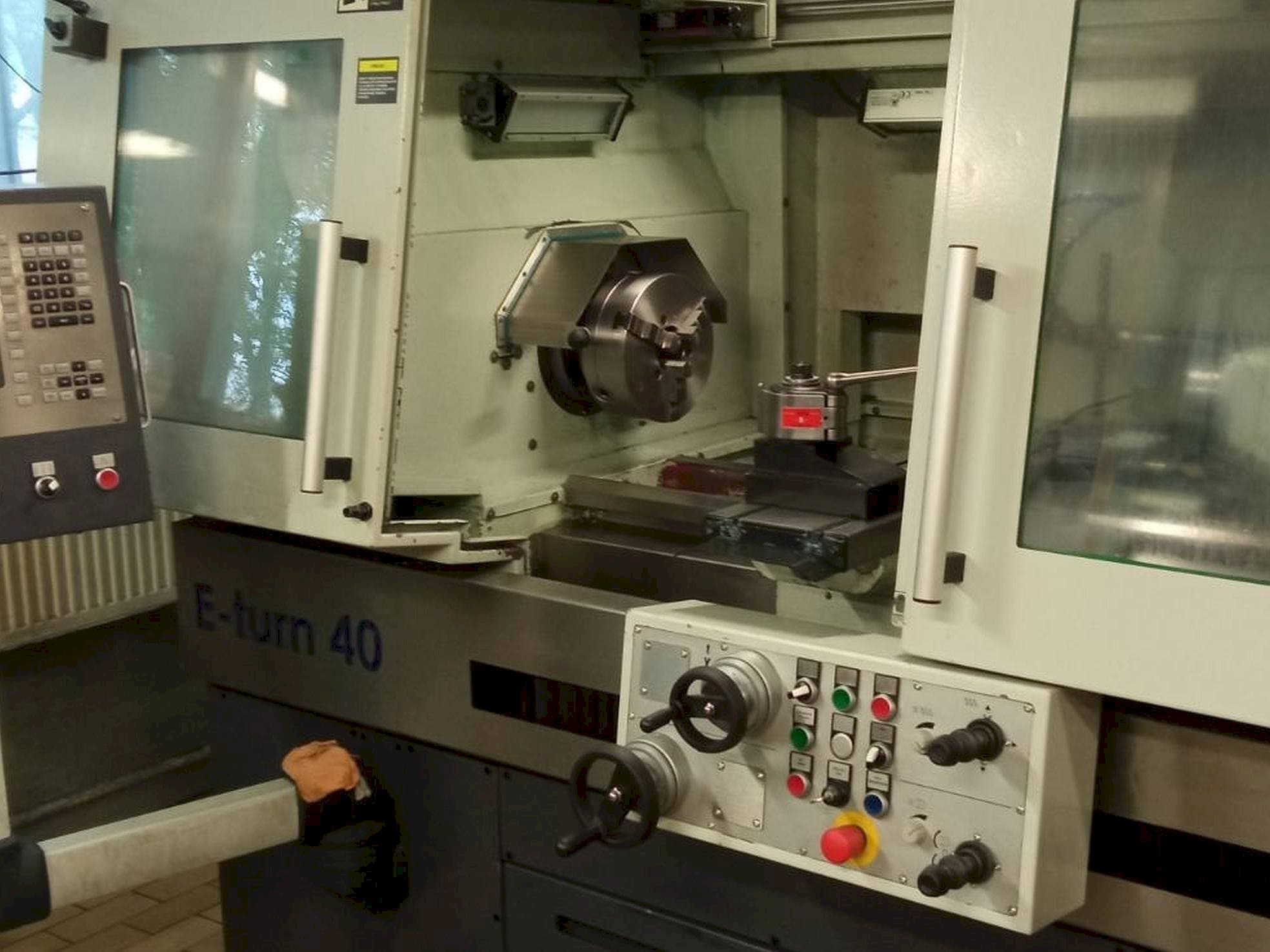 Čelní pohled na Avia E-turn 40 stroj