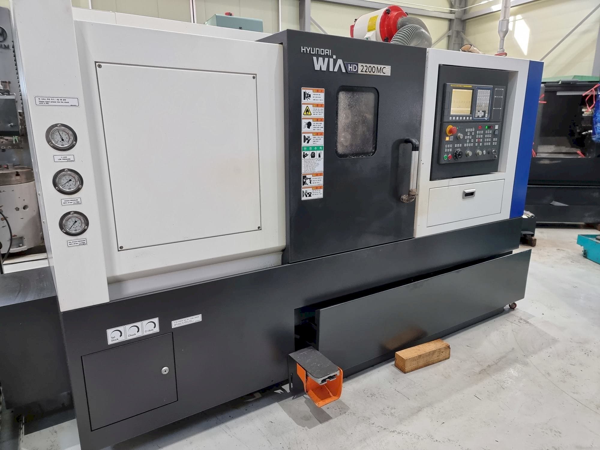 Čelní pohled na Hyundai Wia HD 2200 MC stroj