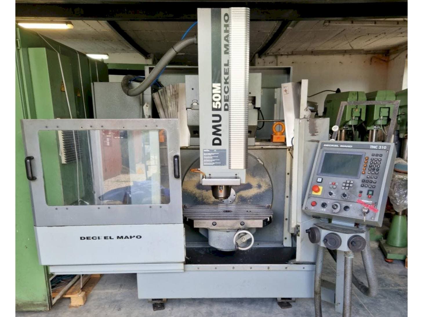 Čelní pohled  na DECKEL MAHO DMU 50M  stroj