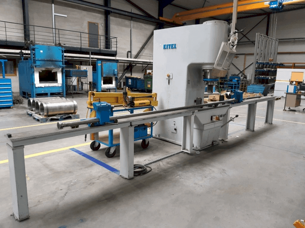 Čelní pohled na EITEL-PRESS RP 100 stroj