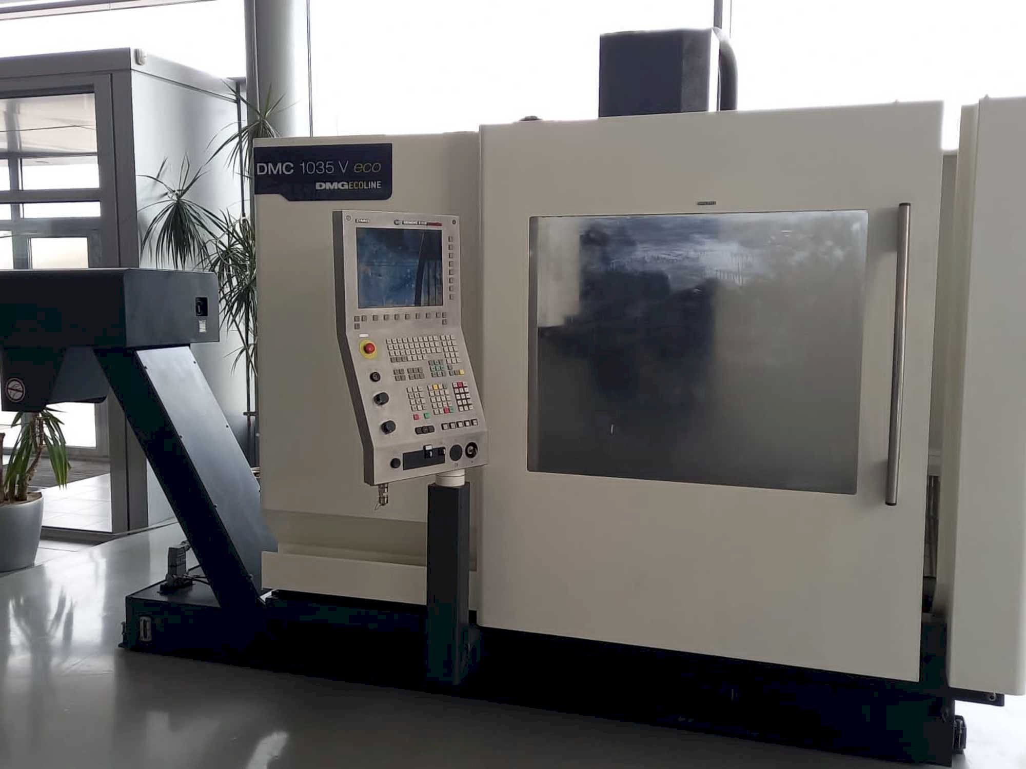 Čelní pohled  na DMG DMC 1035 V eco  stroj
