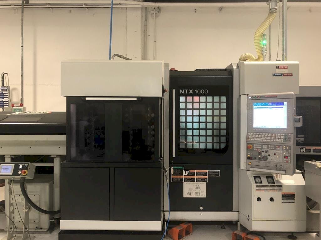 Čelní pohled na MORI SEIKI NTX1000 stroj