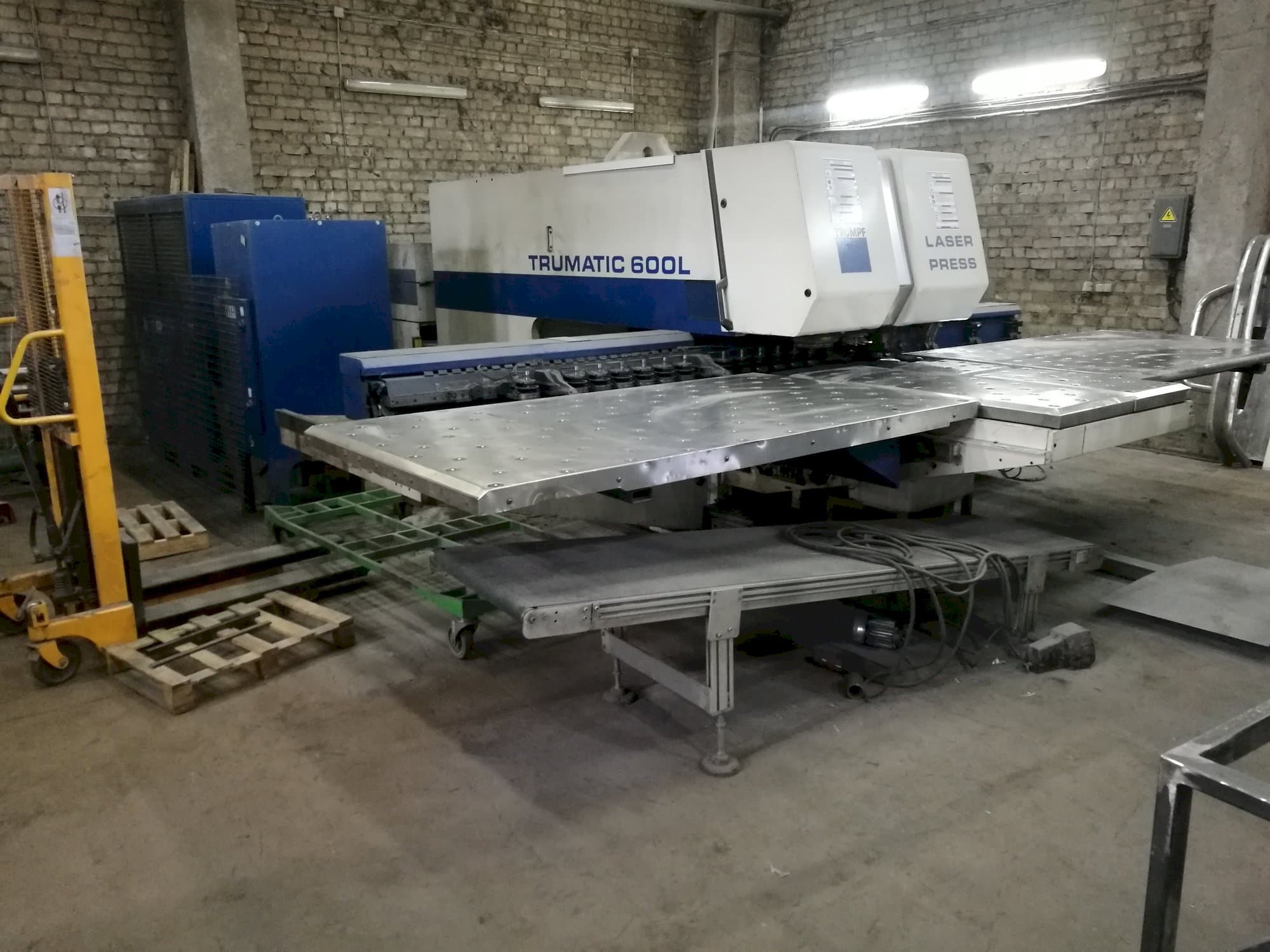 Čelní pohled na Trumpf Trumatic 600L stroj