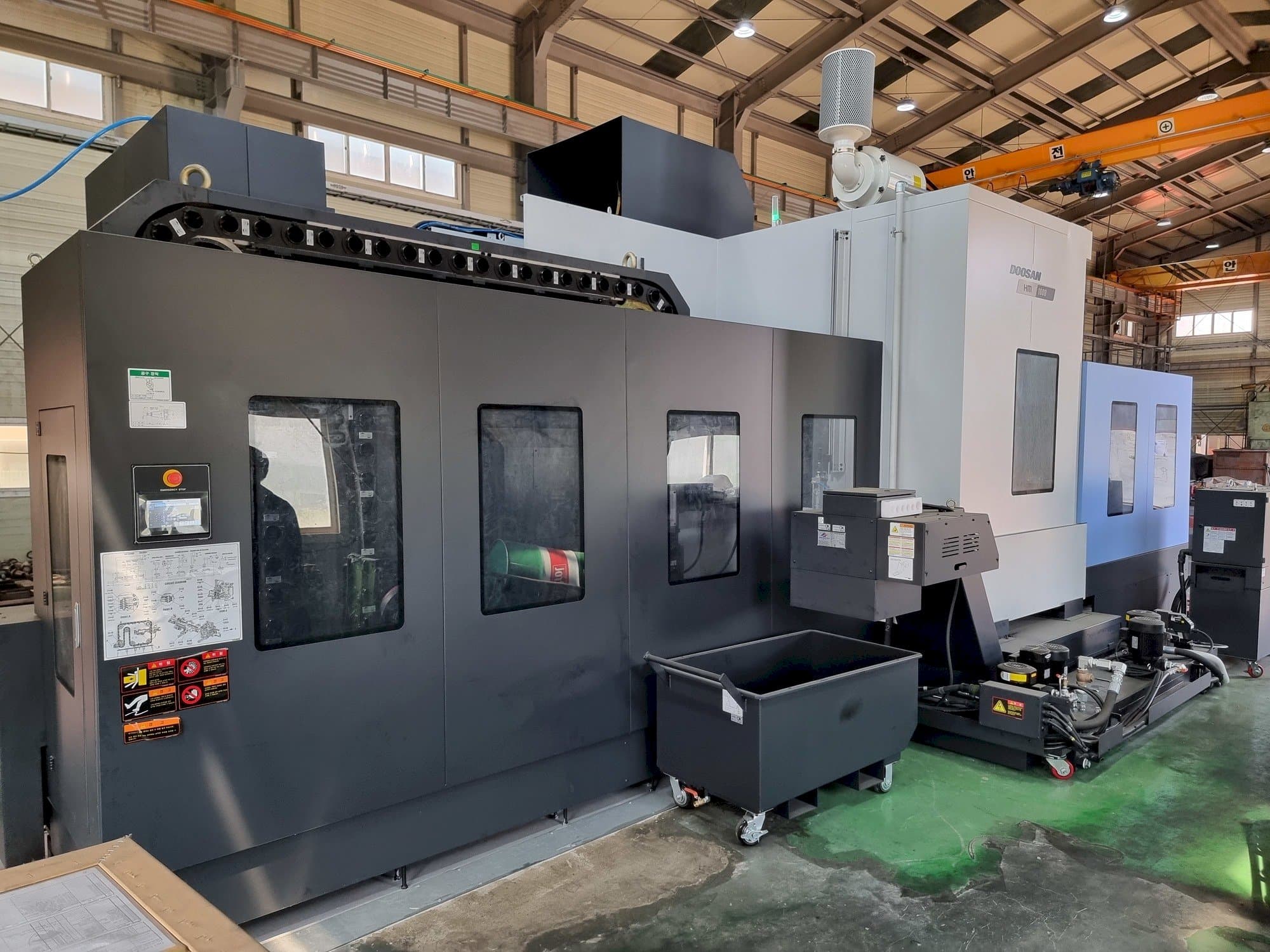Čelní pohled na Doosan HM 1000 stroj