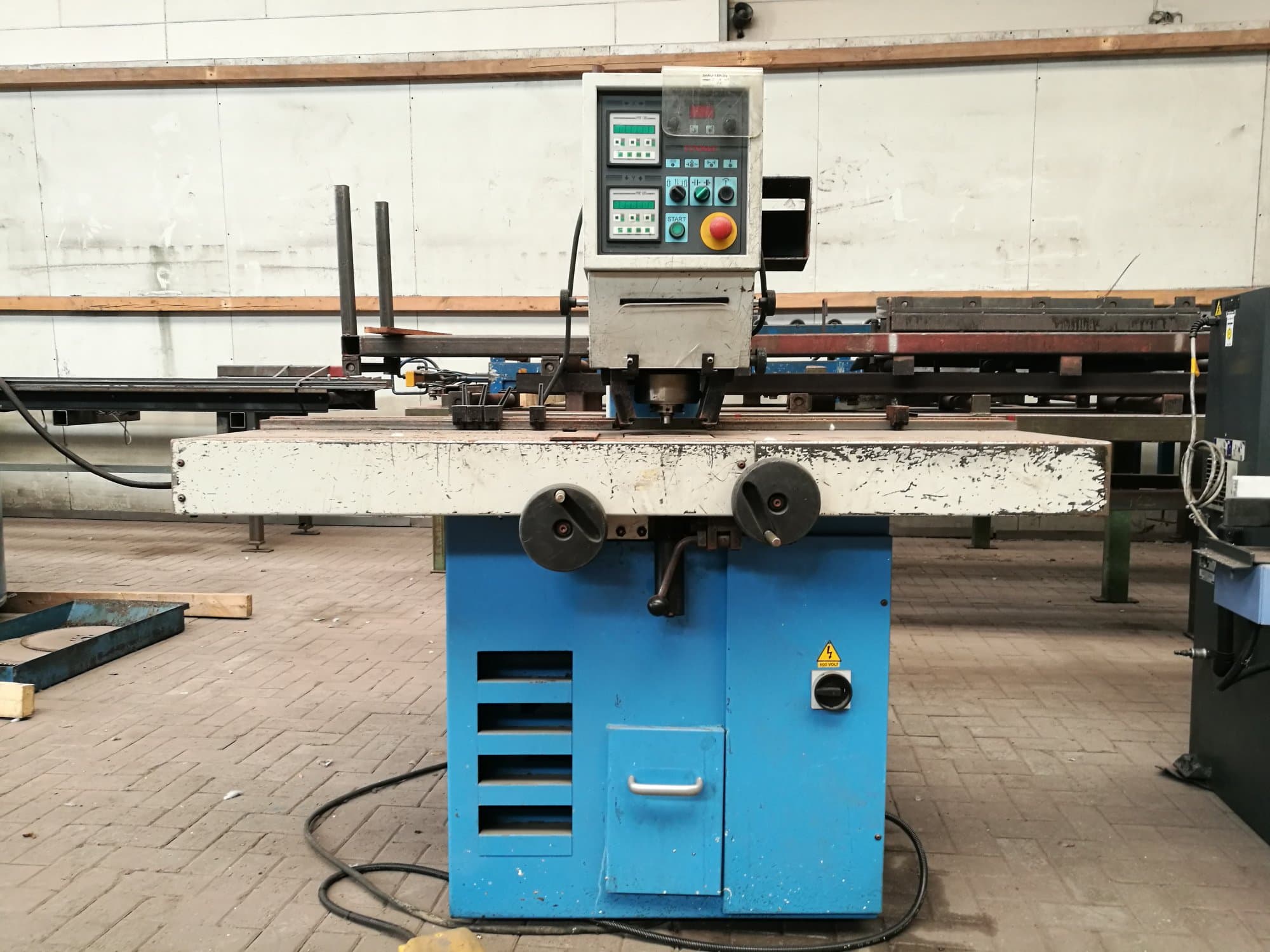 Čelní pohled na Euromac XP 750/25 stroj