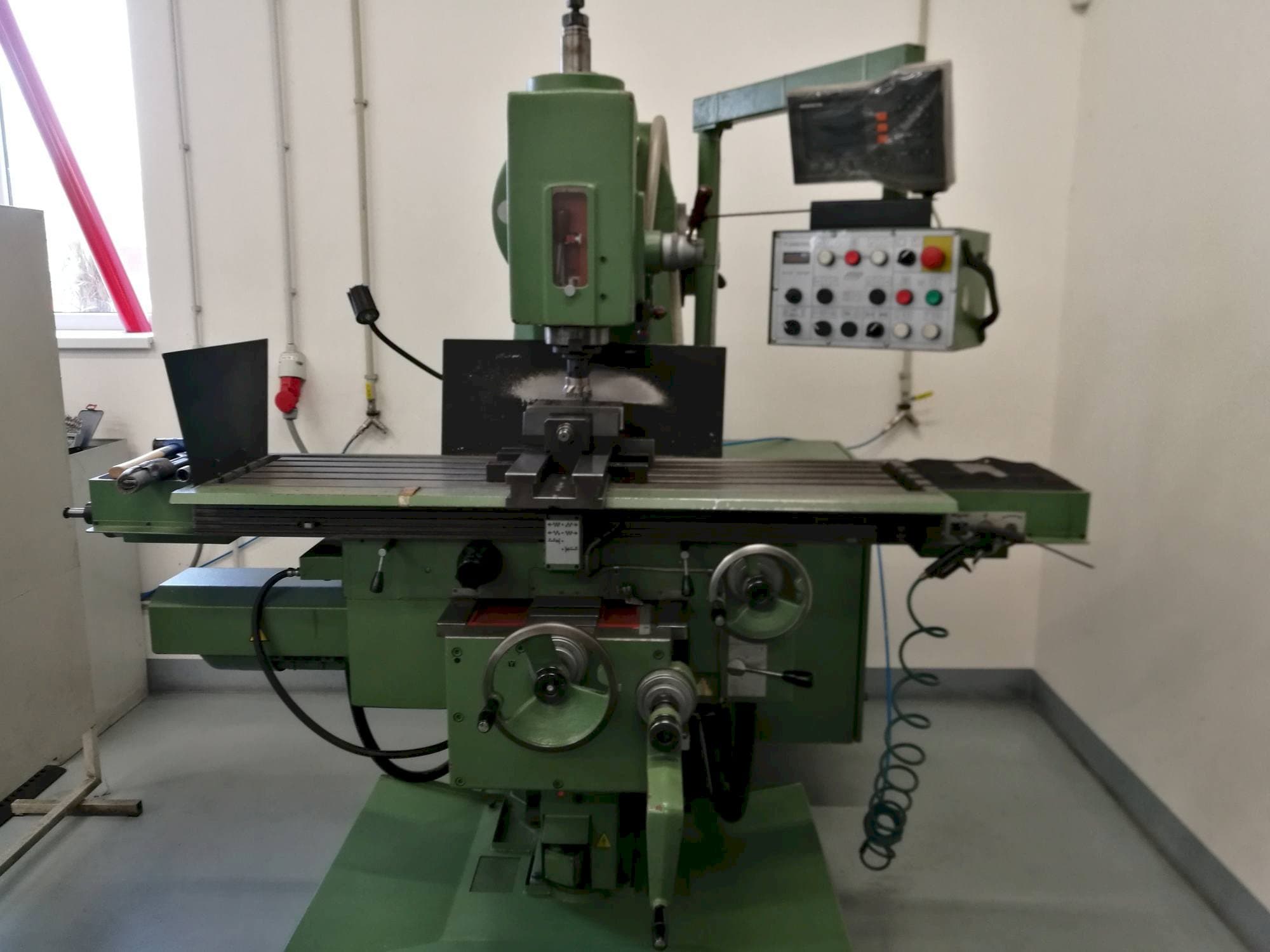 Čelní pohled na TOS FGV 32 stroj