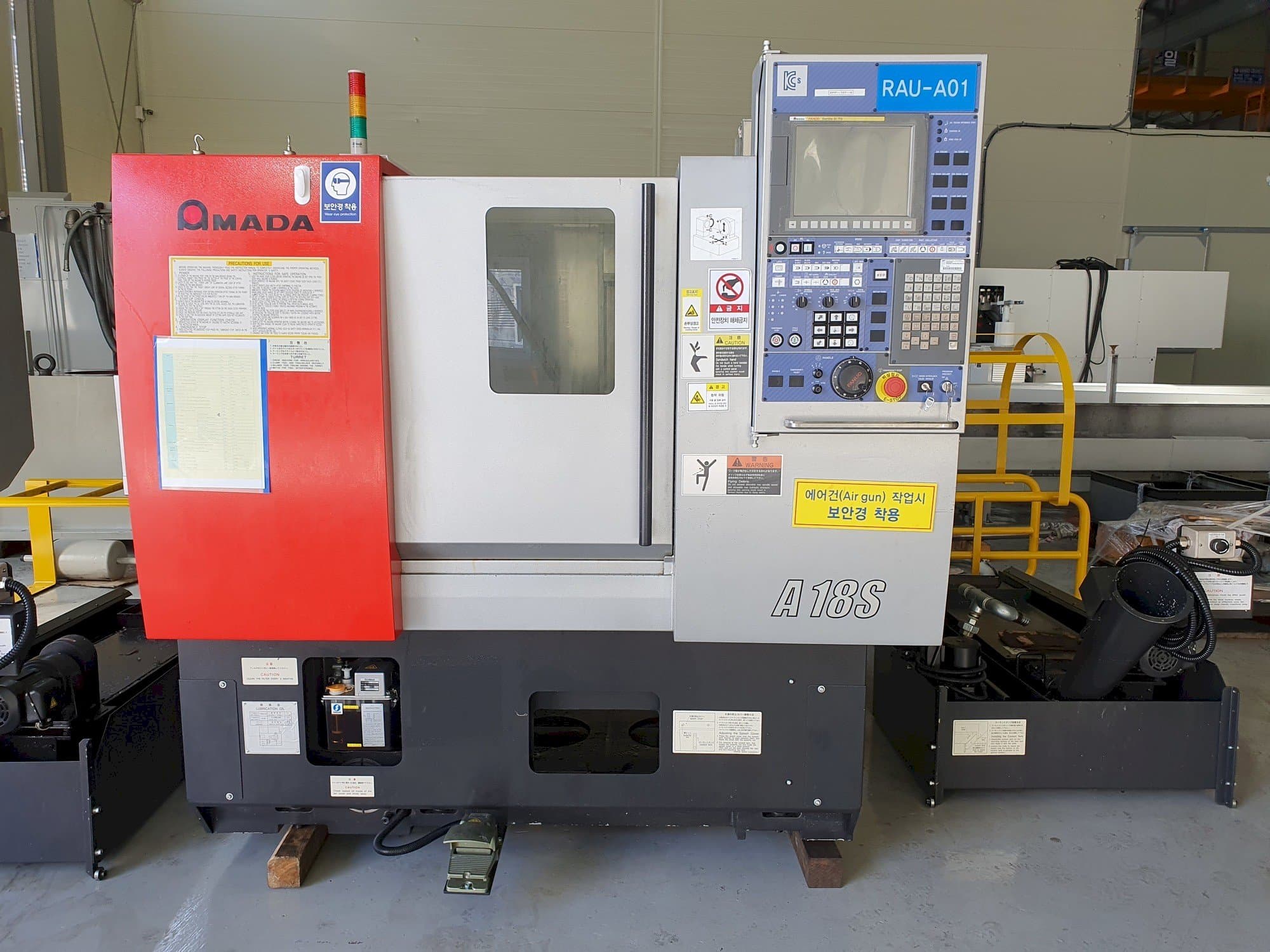 Čelní pohled na AMADA A-18S stroj