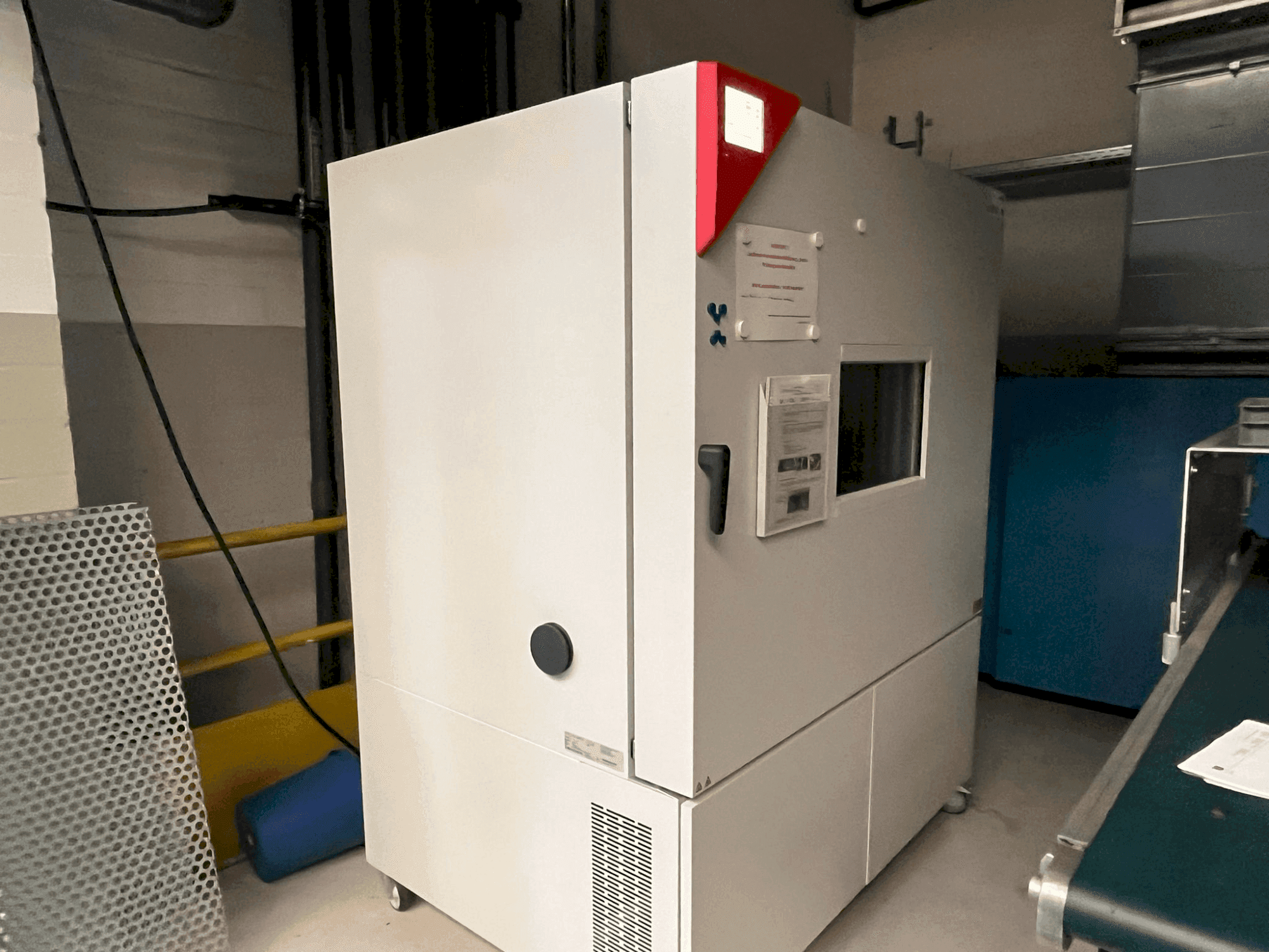 Čelní pohled na BINDER MKFT 720 stroj