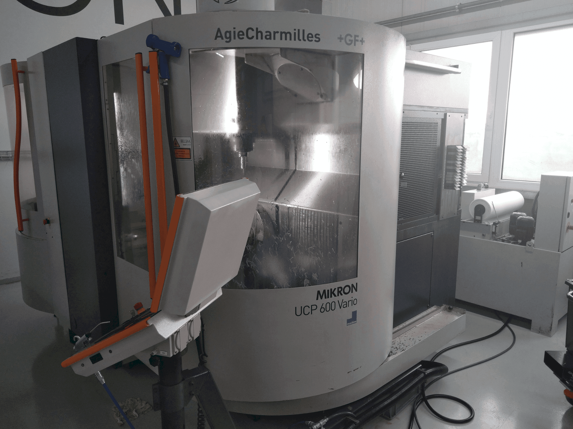 Čelní pohled na MIKRON UCP 600 Vario stroj