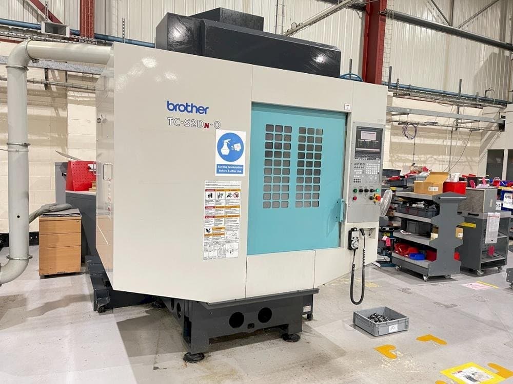 Čelní pohled na Brother TC-S2DN-0 stroj