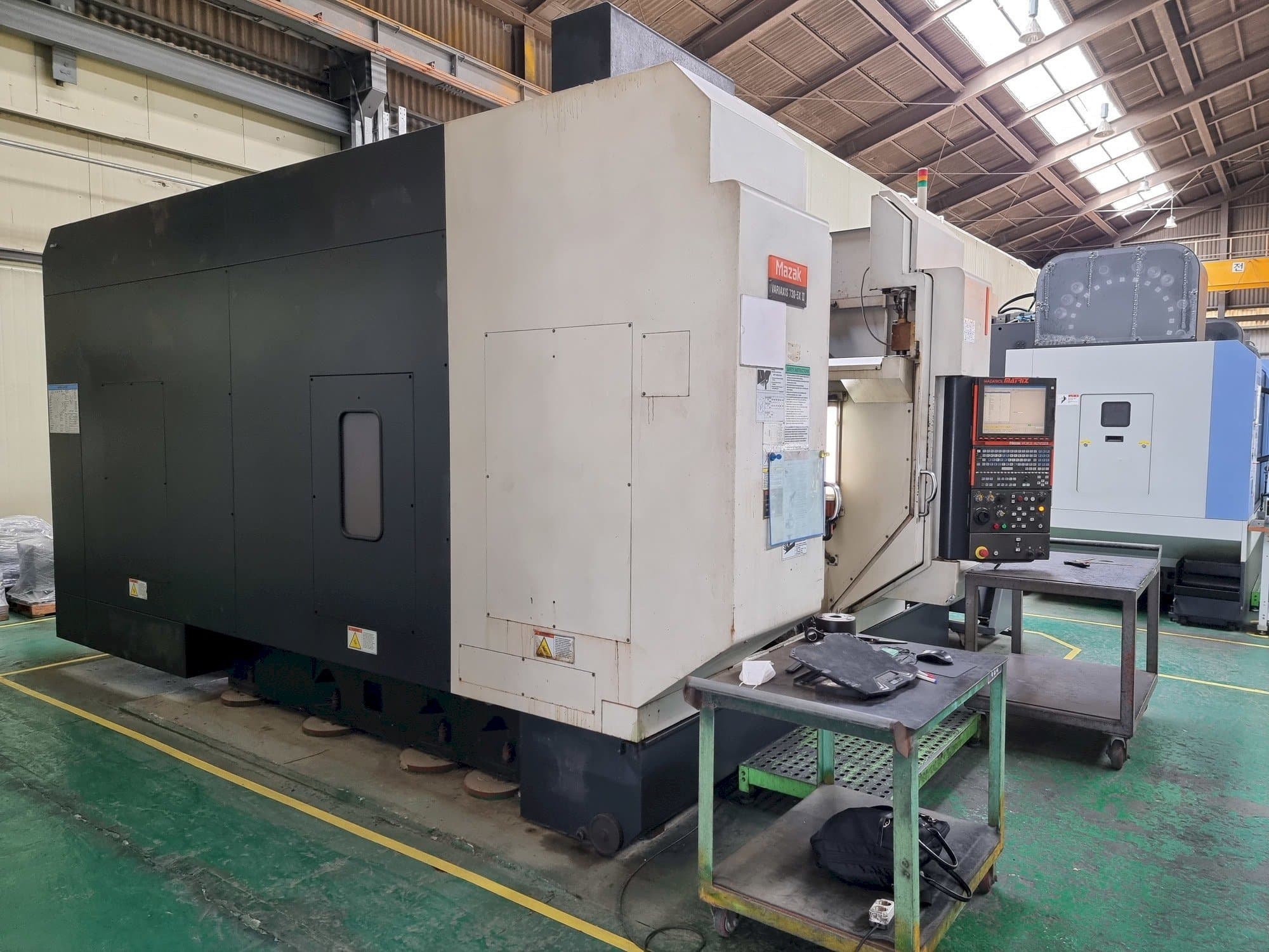 Čelní pohled na Mazak VARIAXIS 730-5X II stroj