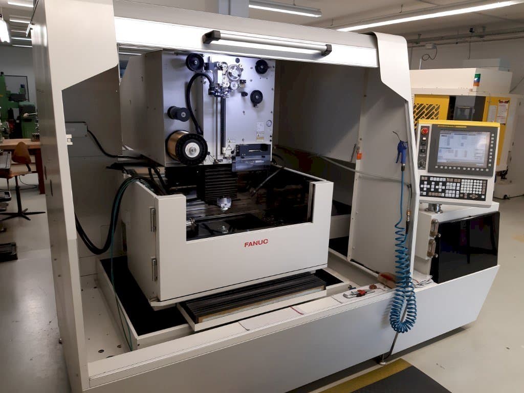 Čelní pohled na FANUC Robocut Alpha-1iD stroj