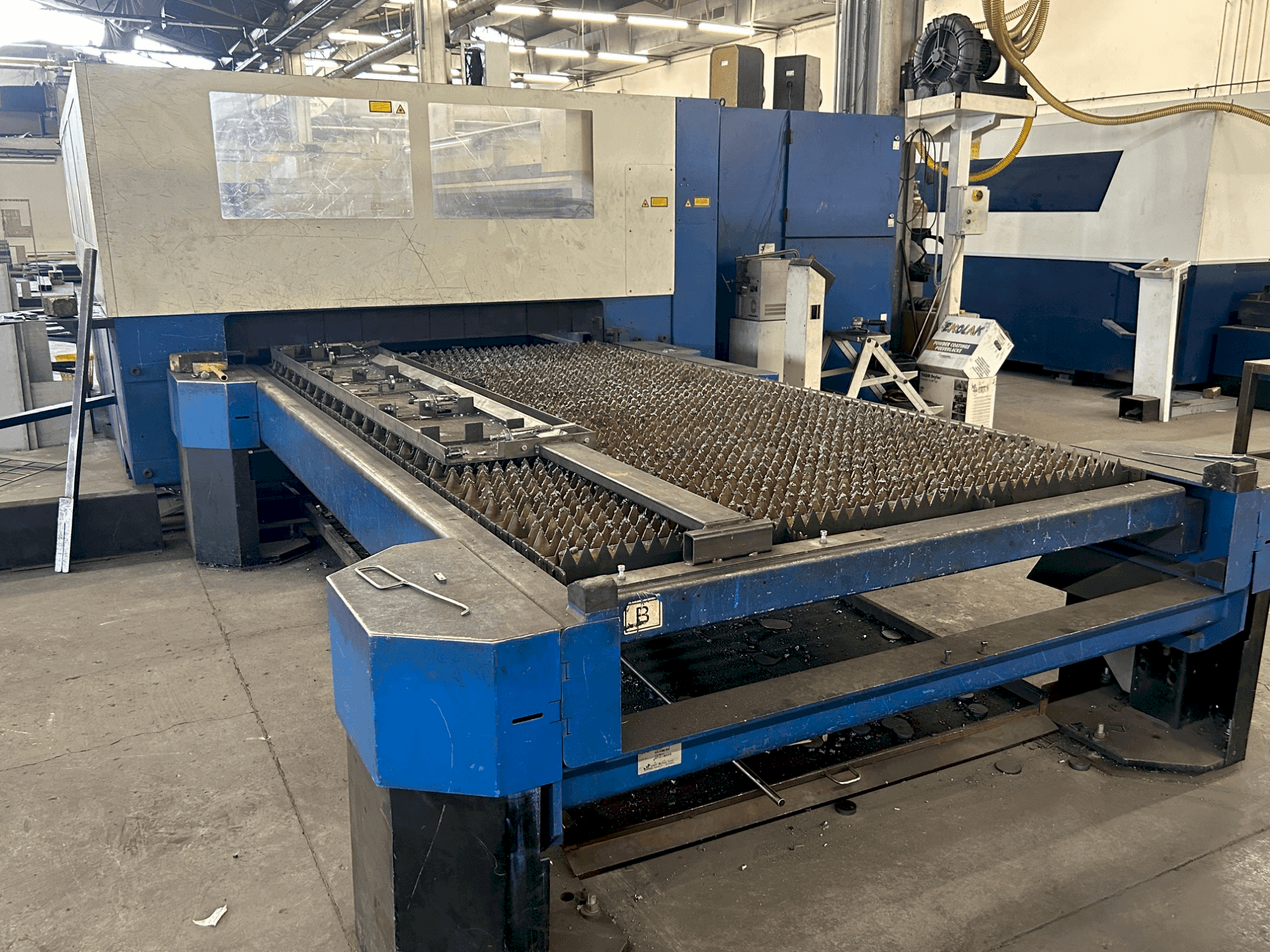 Čelní pohled na TRUMPF trulaser 3030 (2007) stroj