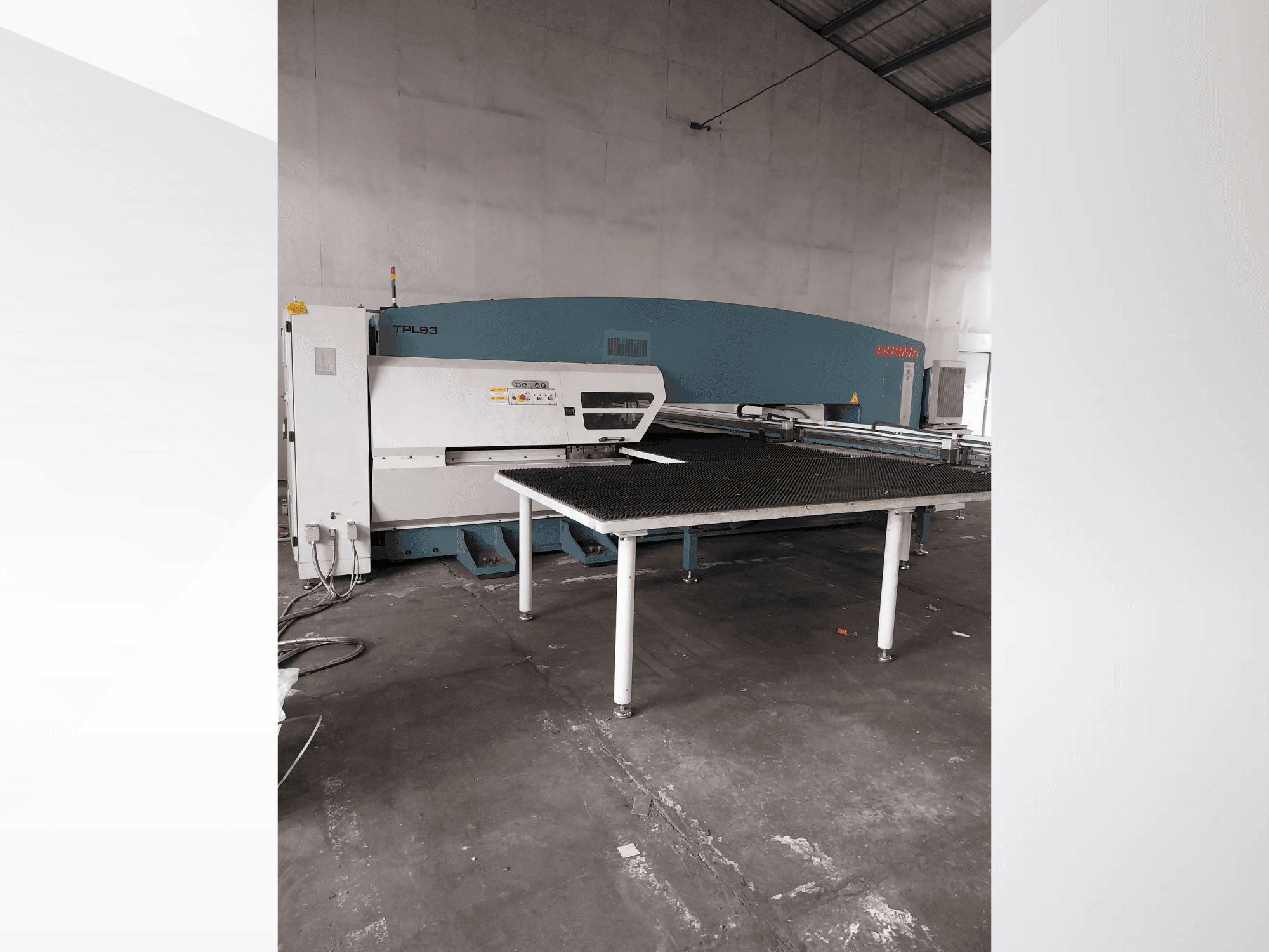 Čelní pohled  na Durma TPL93  stroj