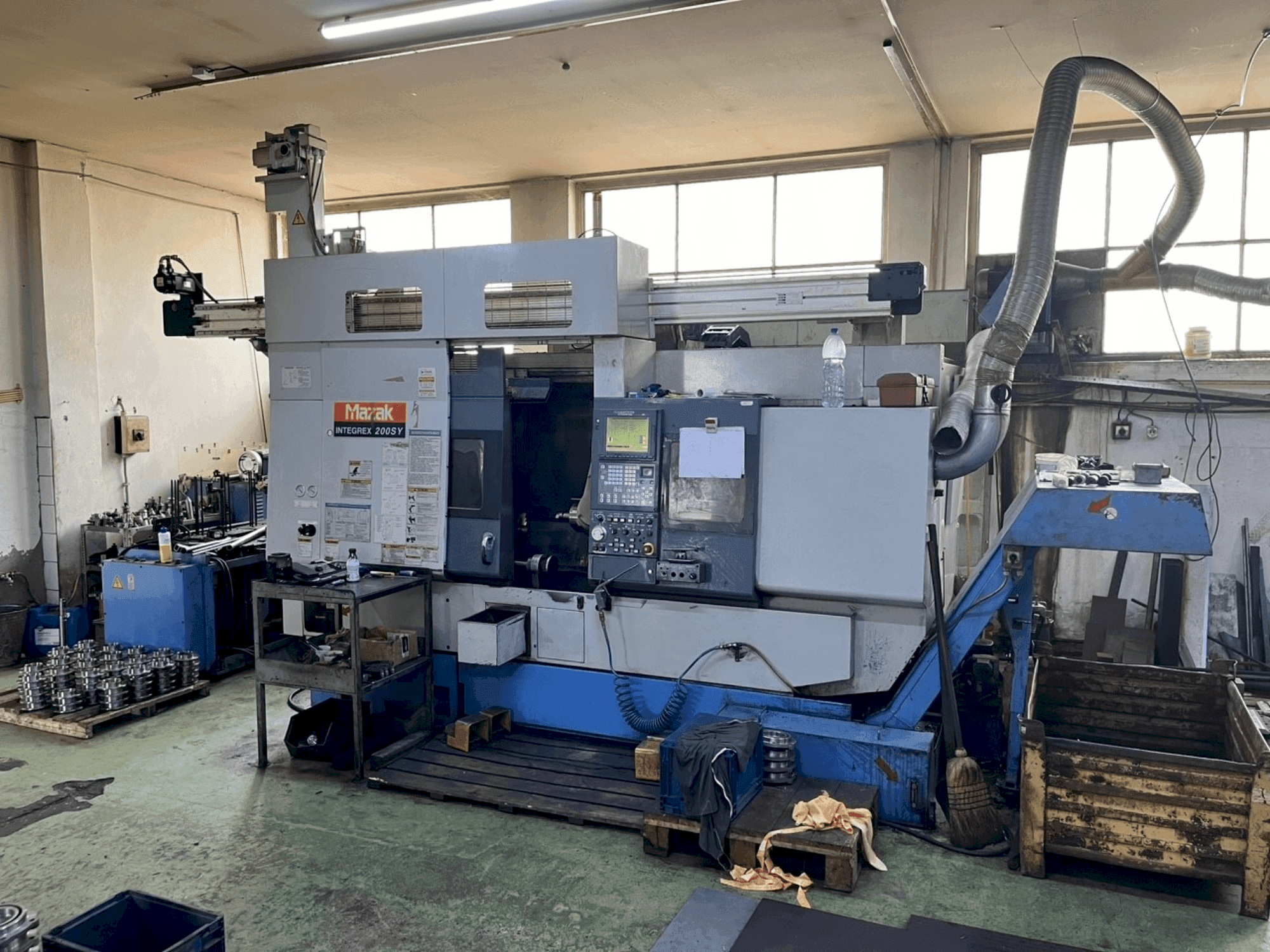 Čelní pohled na Mazak Integrex 200SY (1999) stroj