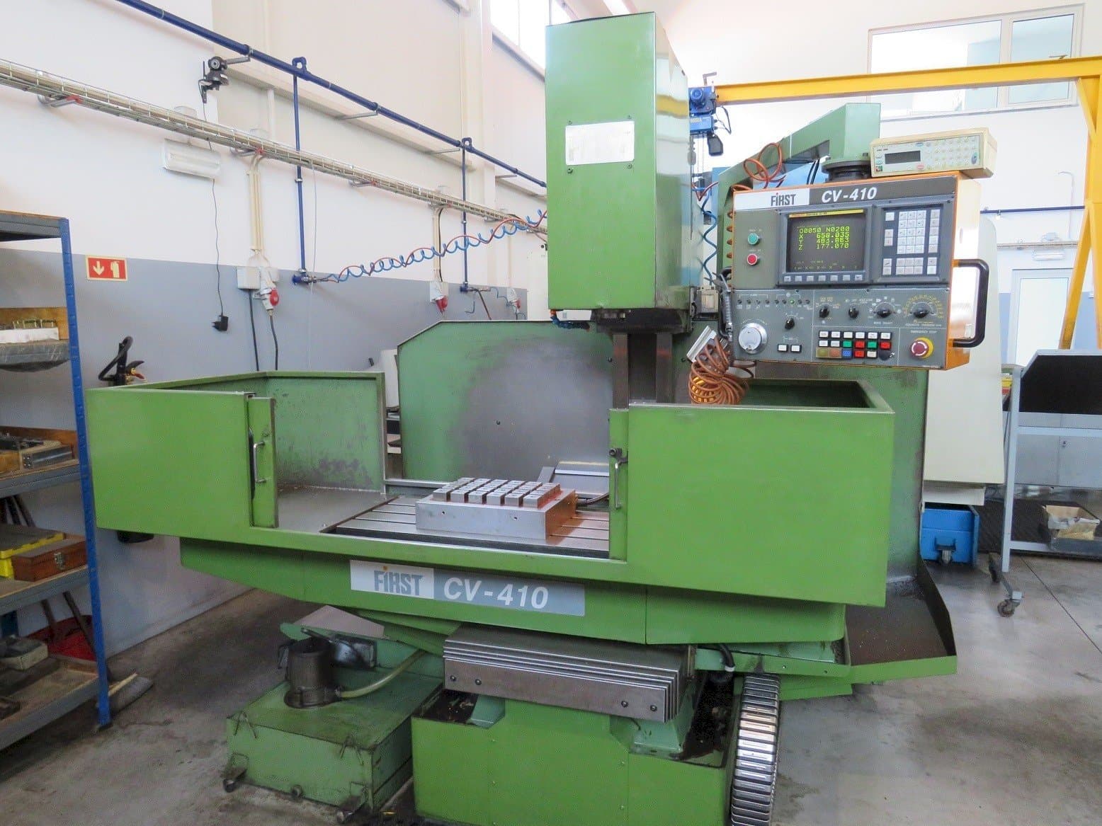Čelní pohled  na FIRST CV-410  stroj