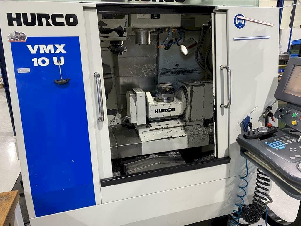 Čelní pohled na Hurco VMX 10 U 5 stroj