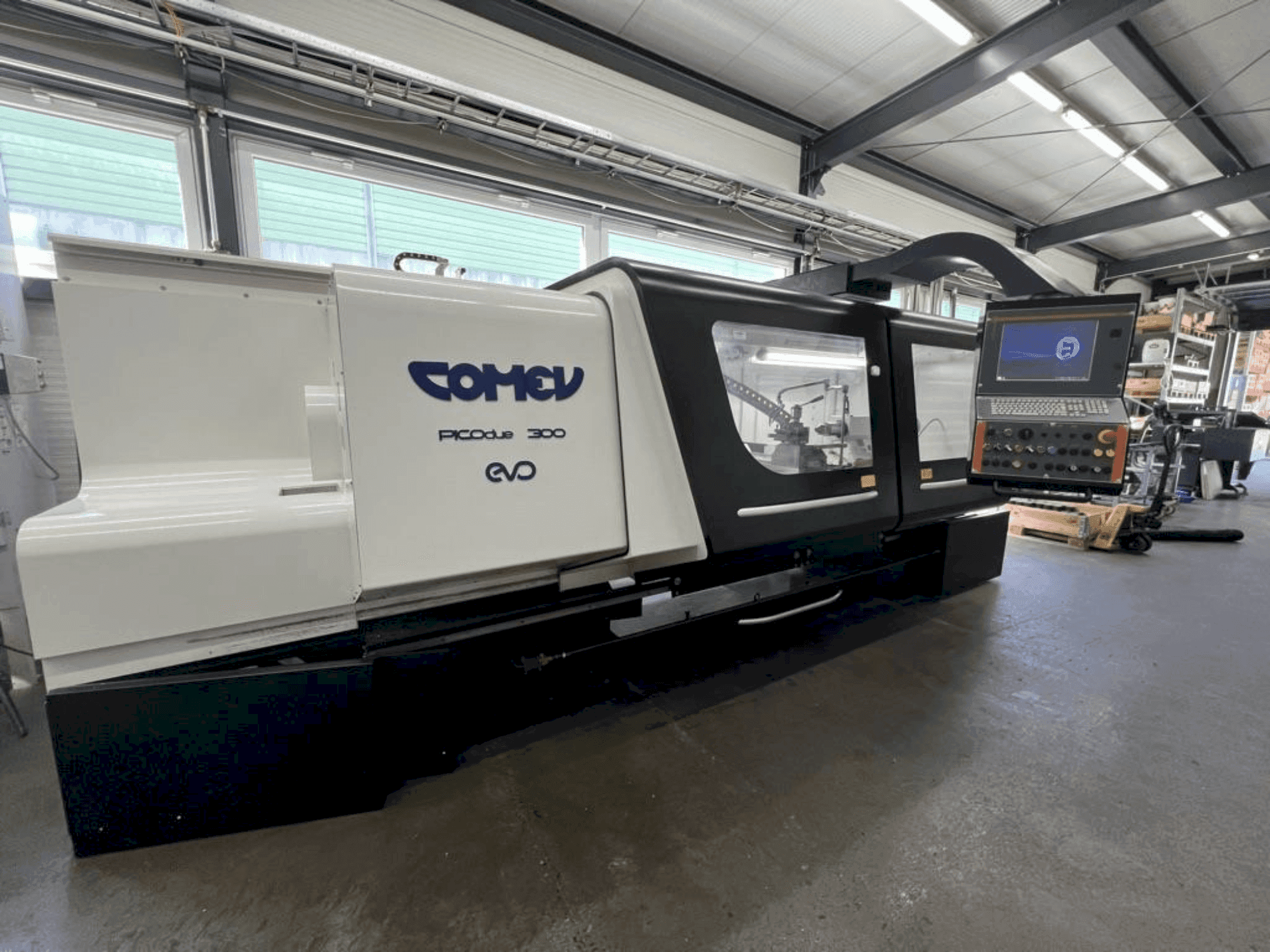 Čelní pohled na COMEV PICOdue 300 EVO stroj