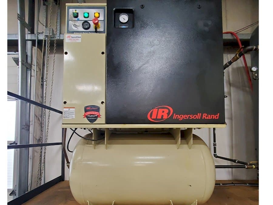 Čelní pohled na Ingersoll Rand UP6-15cTAS-125 stroj