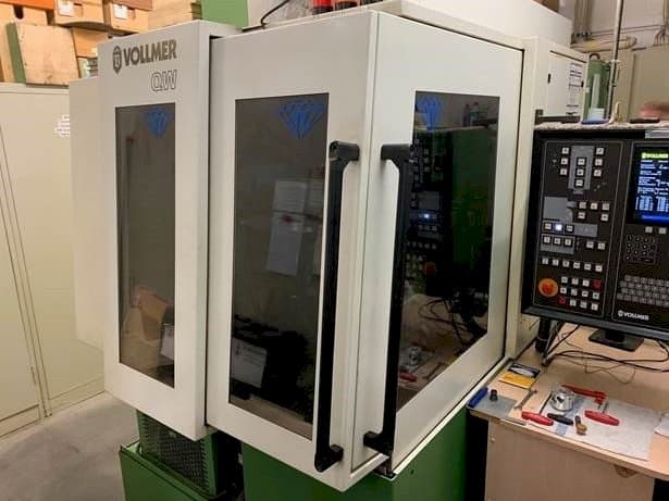 Čelní pohled na VOLLMER QW72 P stroj