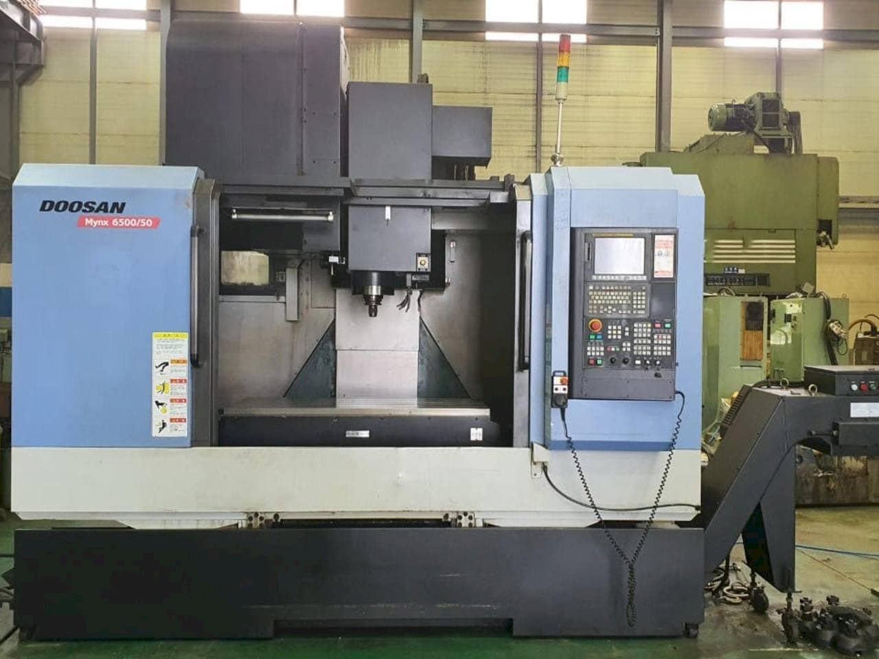 Čelní pohled na Doosan Mynx 6500/50 stroj
