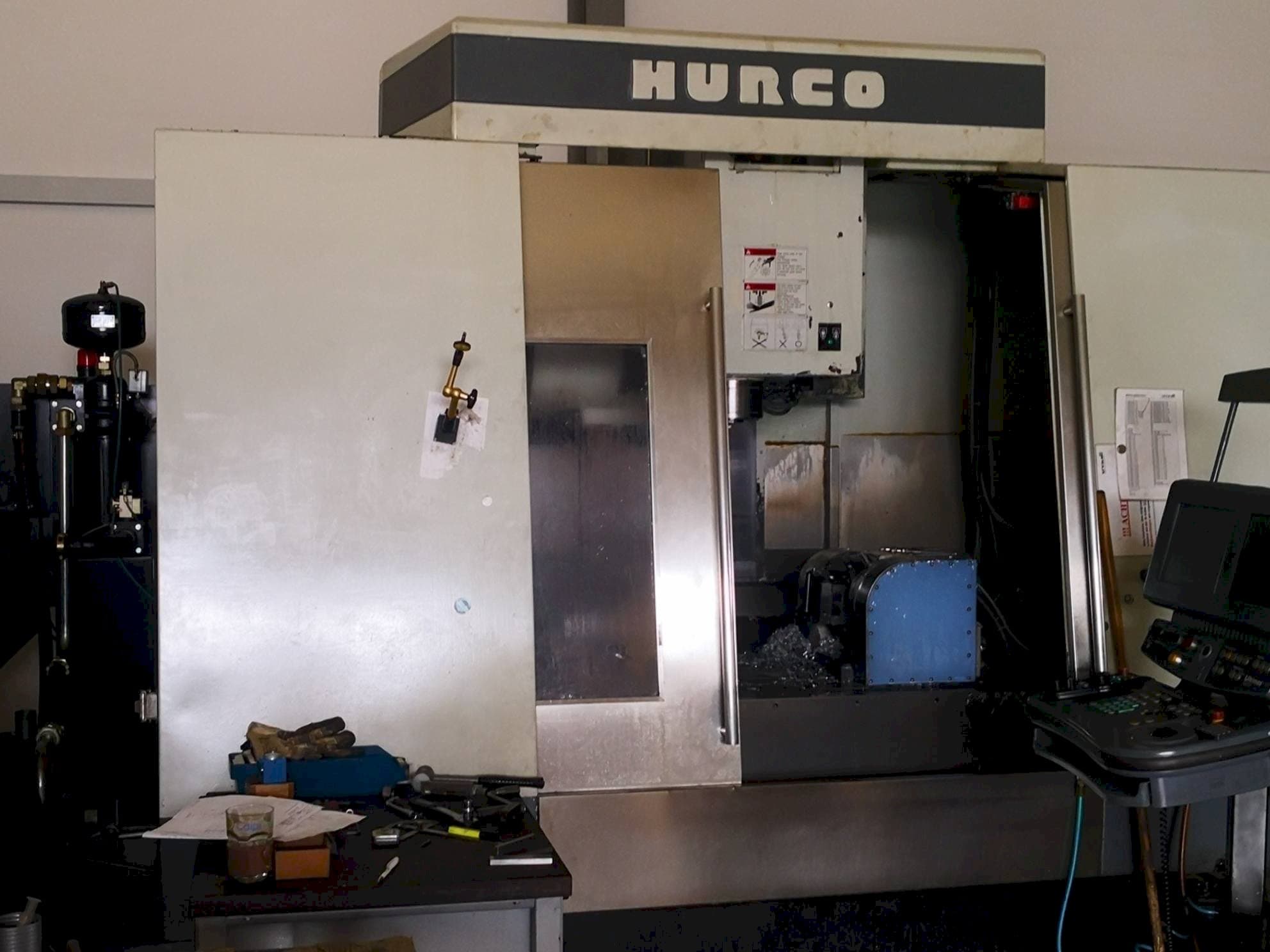 Čelní pohled na Hurco VM 50/40T stroj