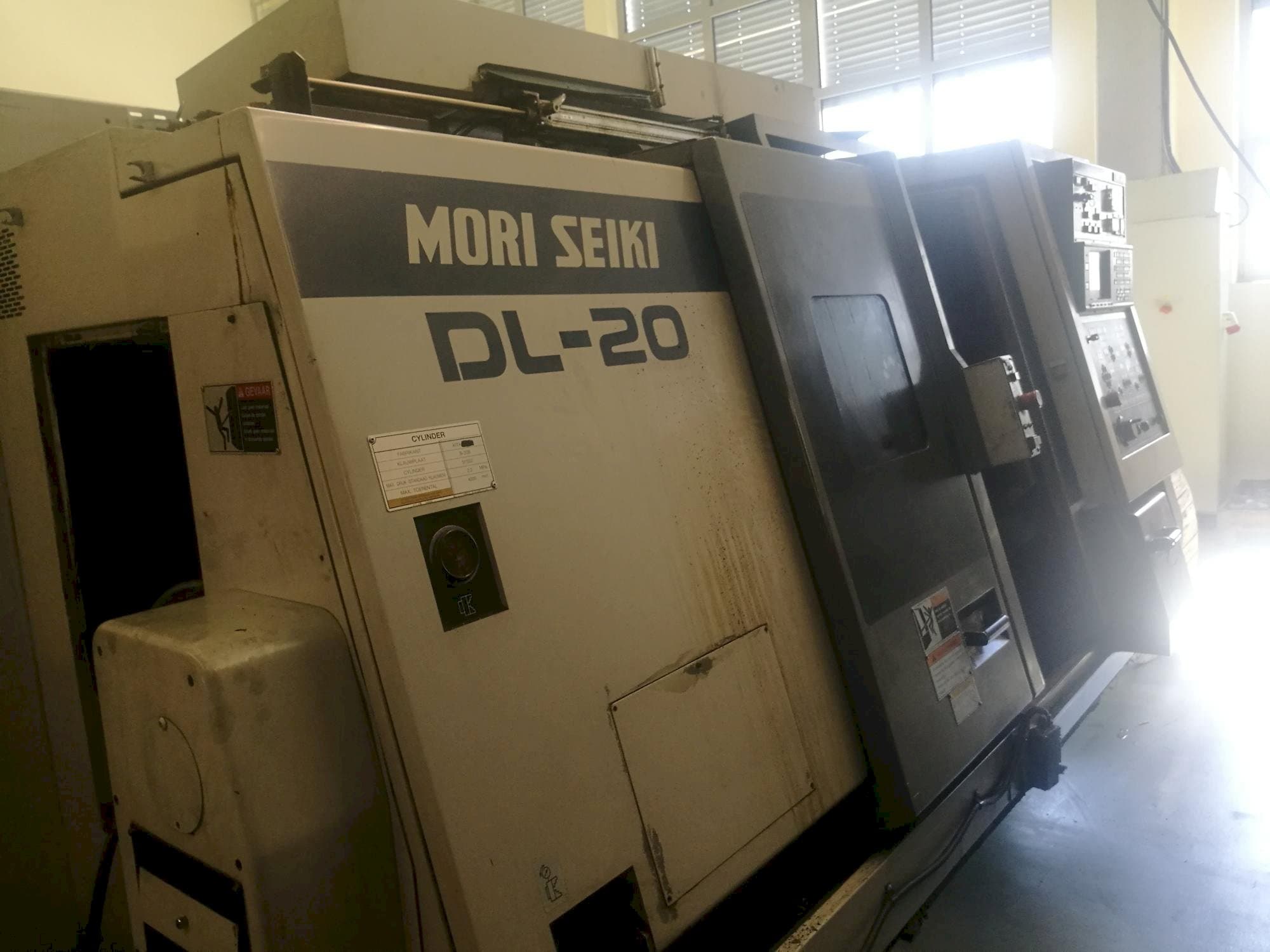 Levý boční pohled na MORI SEIKI DL 20 MC stroj