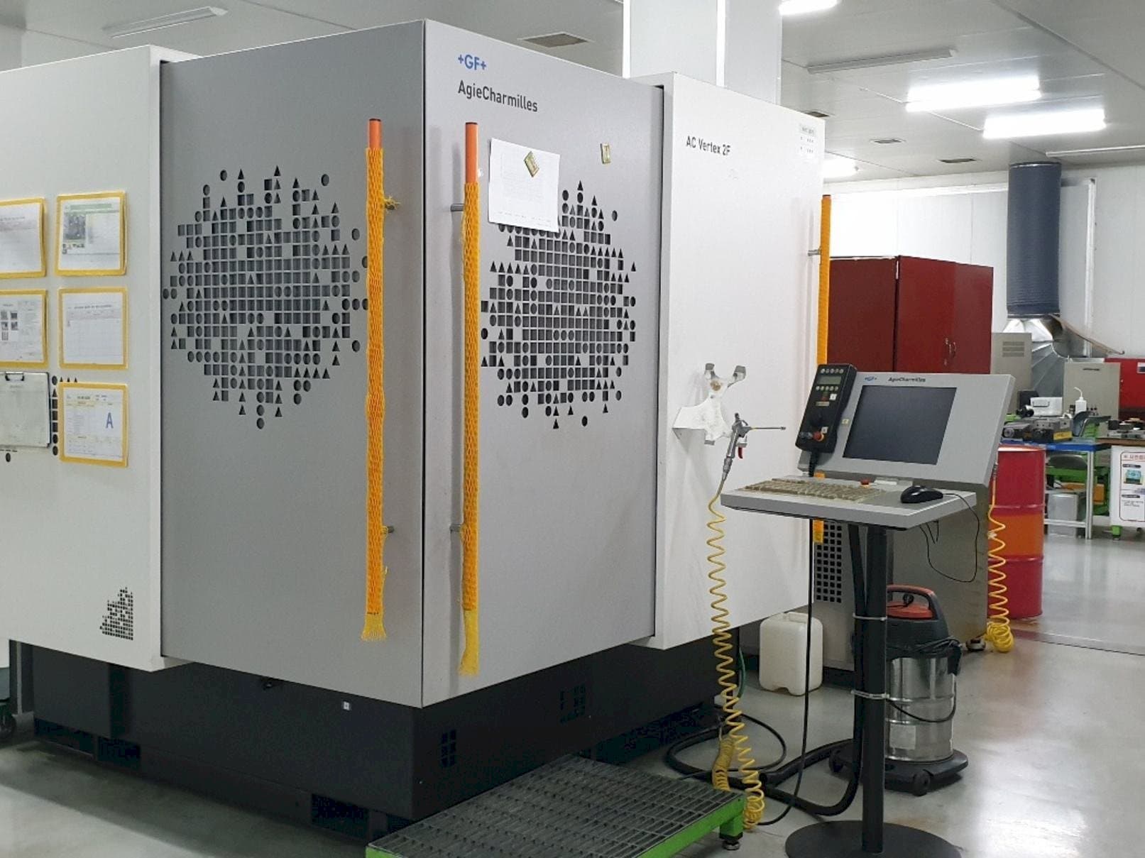 Čelní pohled na AgieCharmilles AC VERTEX 2F stroj