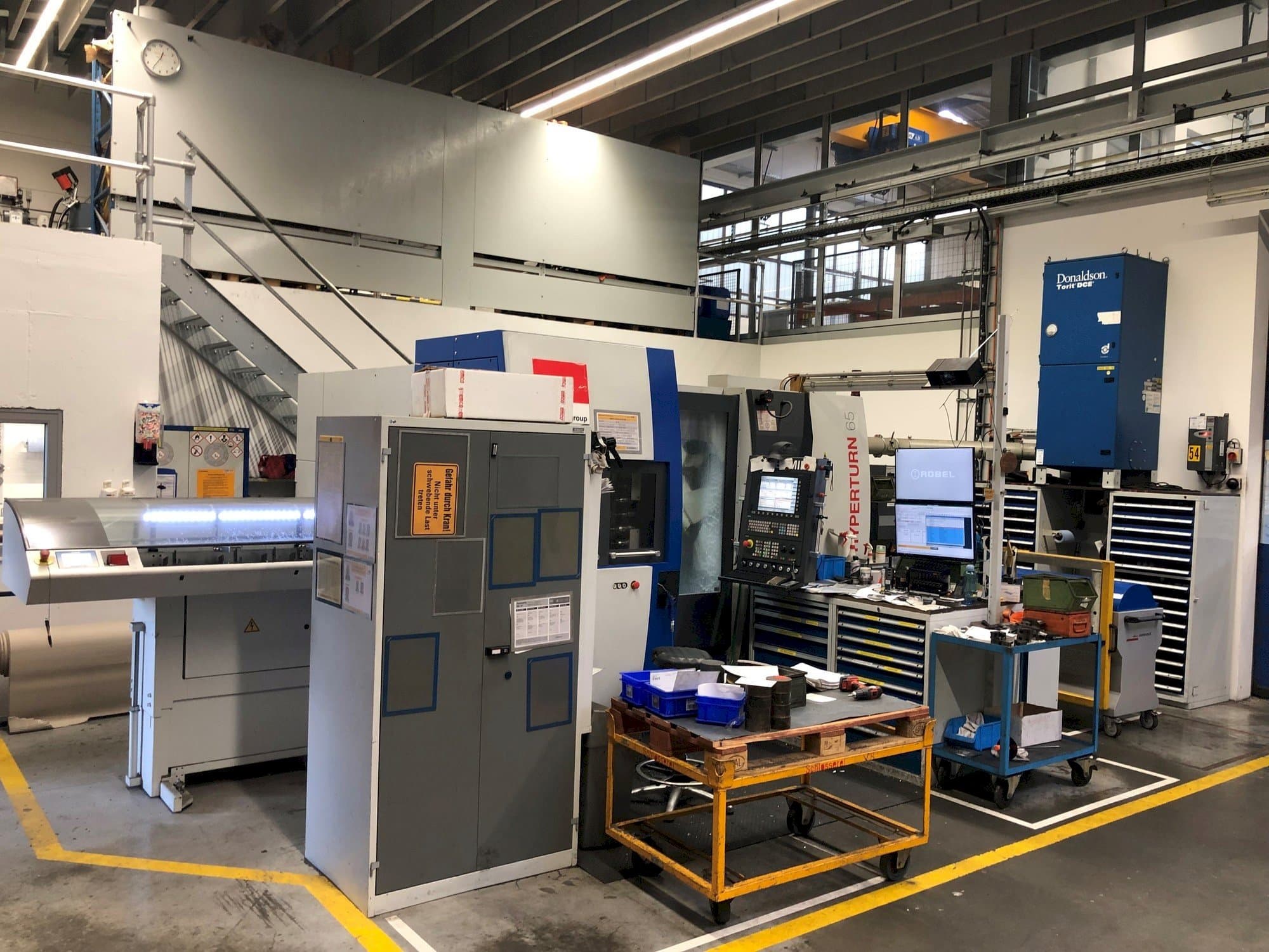 Čelní pohled na EMCO HYPERTURM 65 PM stroj