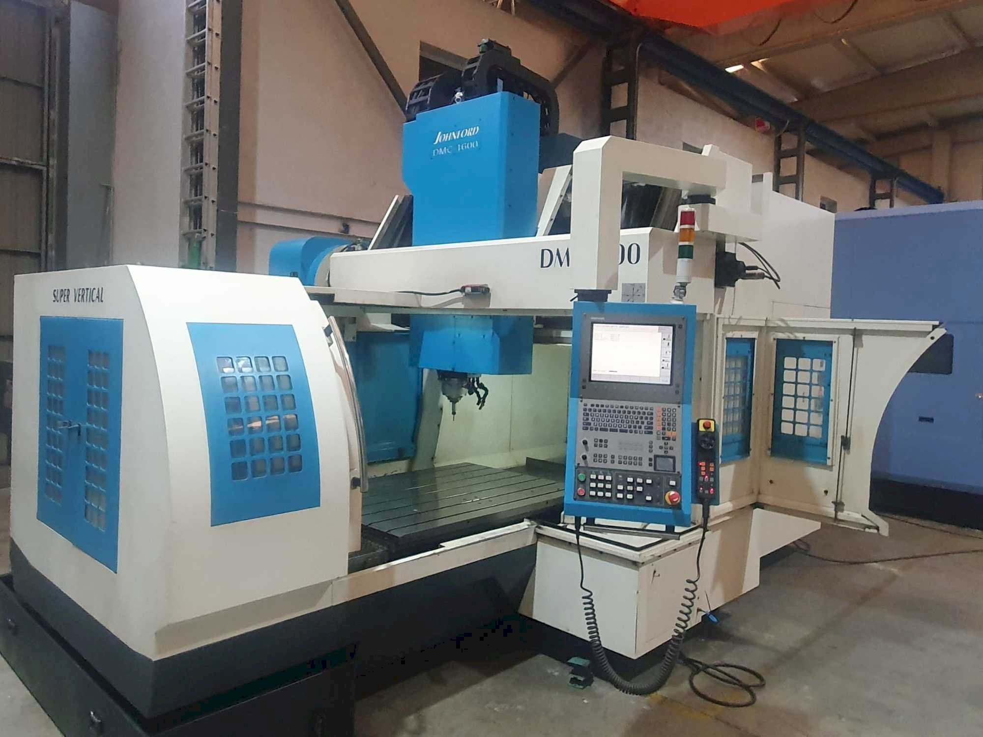 Čelní pohled na Johnford DMC-1600 stroj