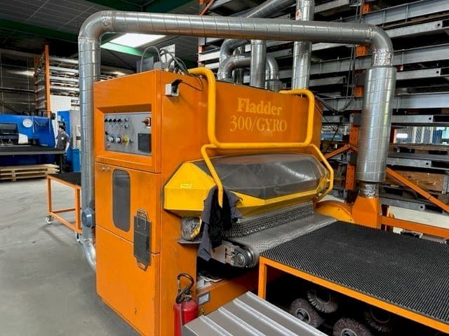 Čelní pohled na Fladder 300/GYRO-1300 VAC stroj
