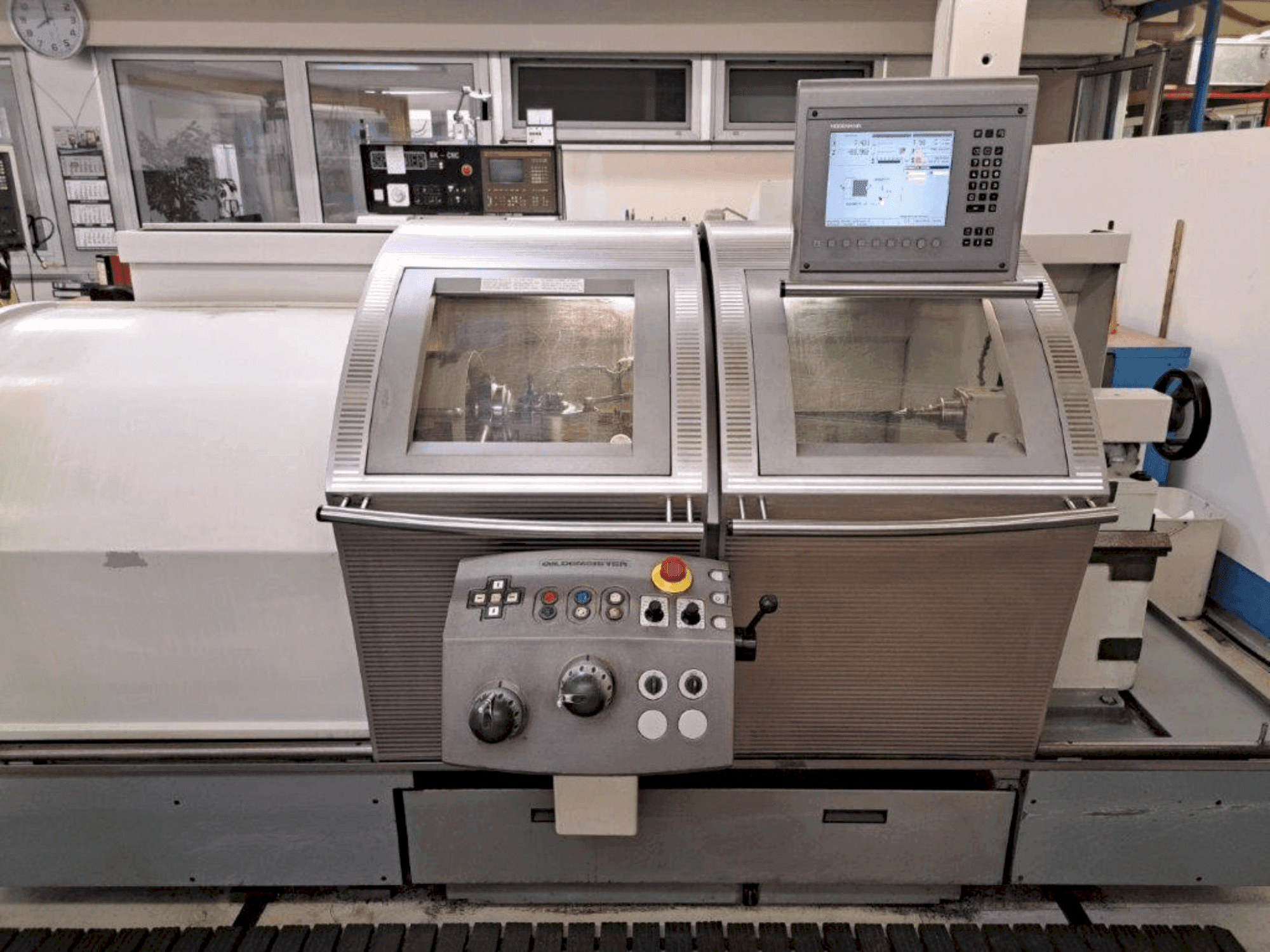 Čelní pohled na Gildemeister NEF520 stroj