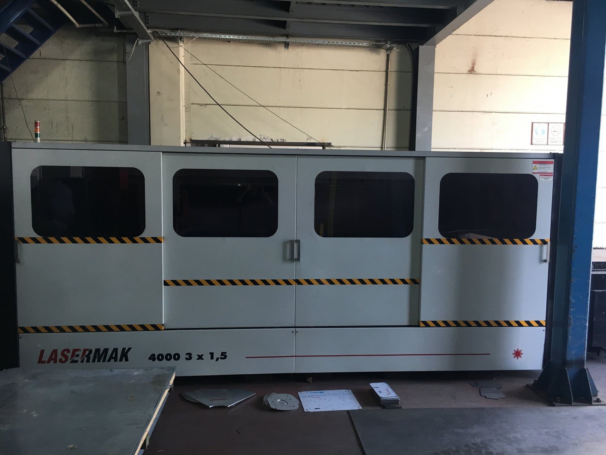 Čelní pohled na ERMAKSAN LASERMARK 4000 3x1,5 stroj