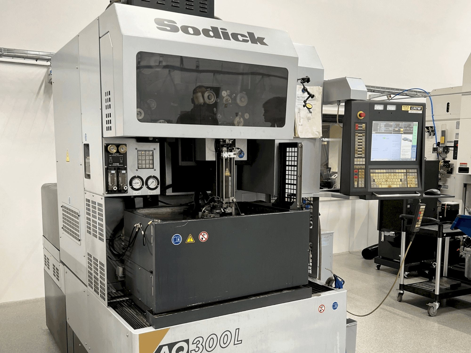 Čelní pohled  na Sodick AQ300L  stroj