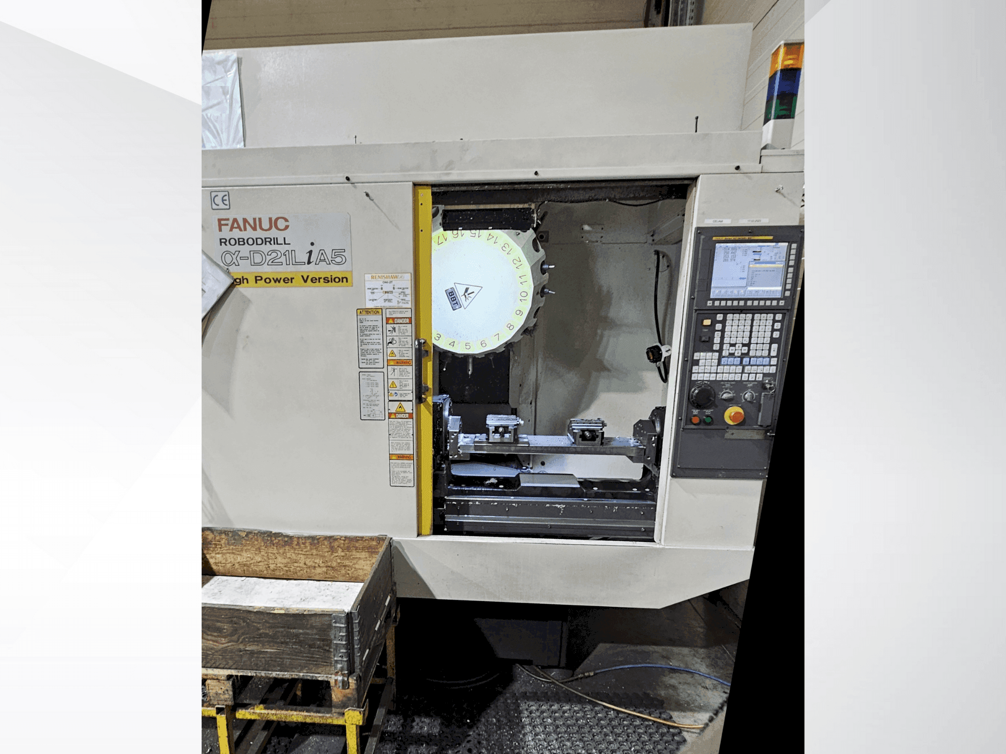 Čelní pohled na FANUC Robodrill α-D21L iA stroj