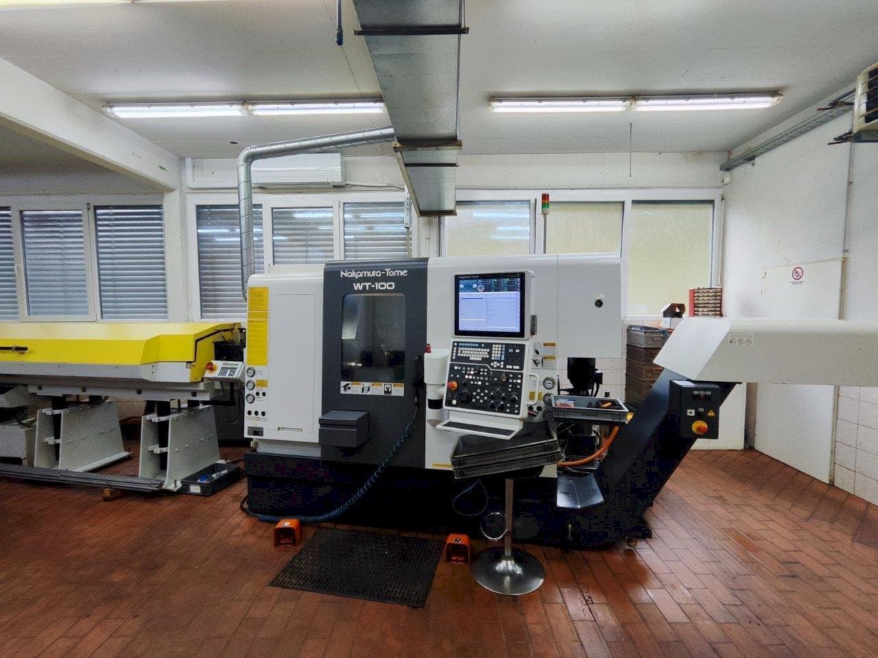 Čelní pohled na NAKAMURA-TOME WT-100 MMY stroj