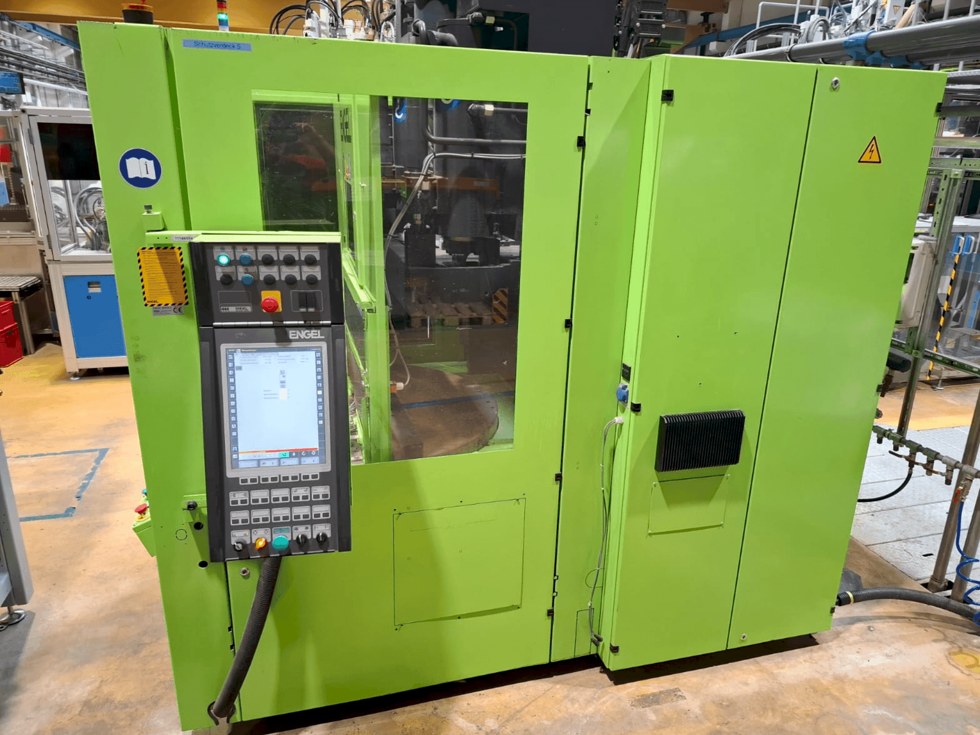 Čelní pohled na Engel Insert 80V/40 stroj