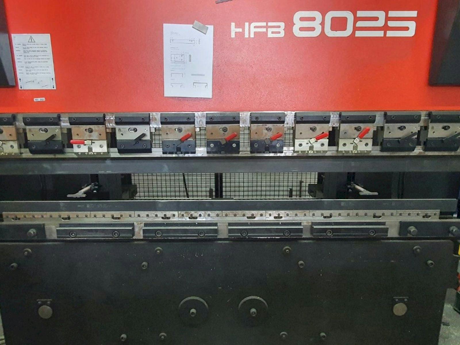 Čelní pohled  na AMADA HFBO 80-25  stroj
