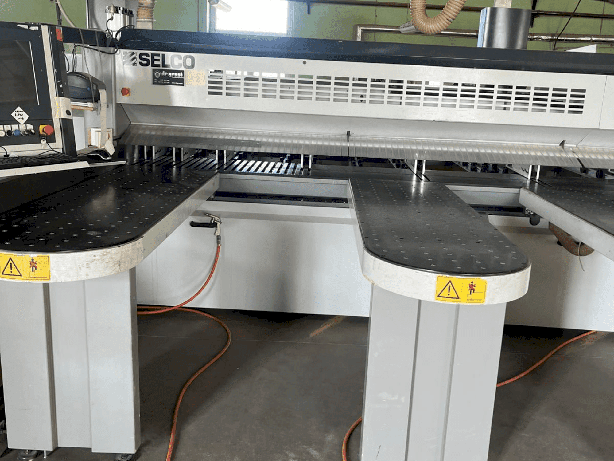 Čelní pohled  na SELCO WN750  stroj