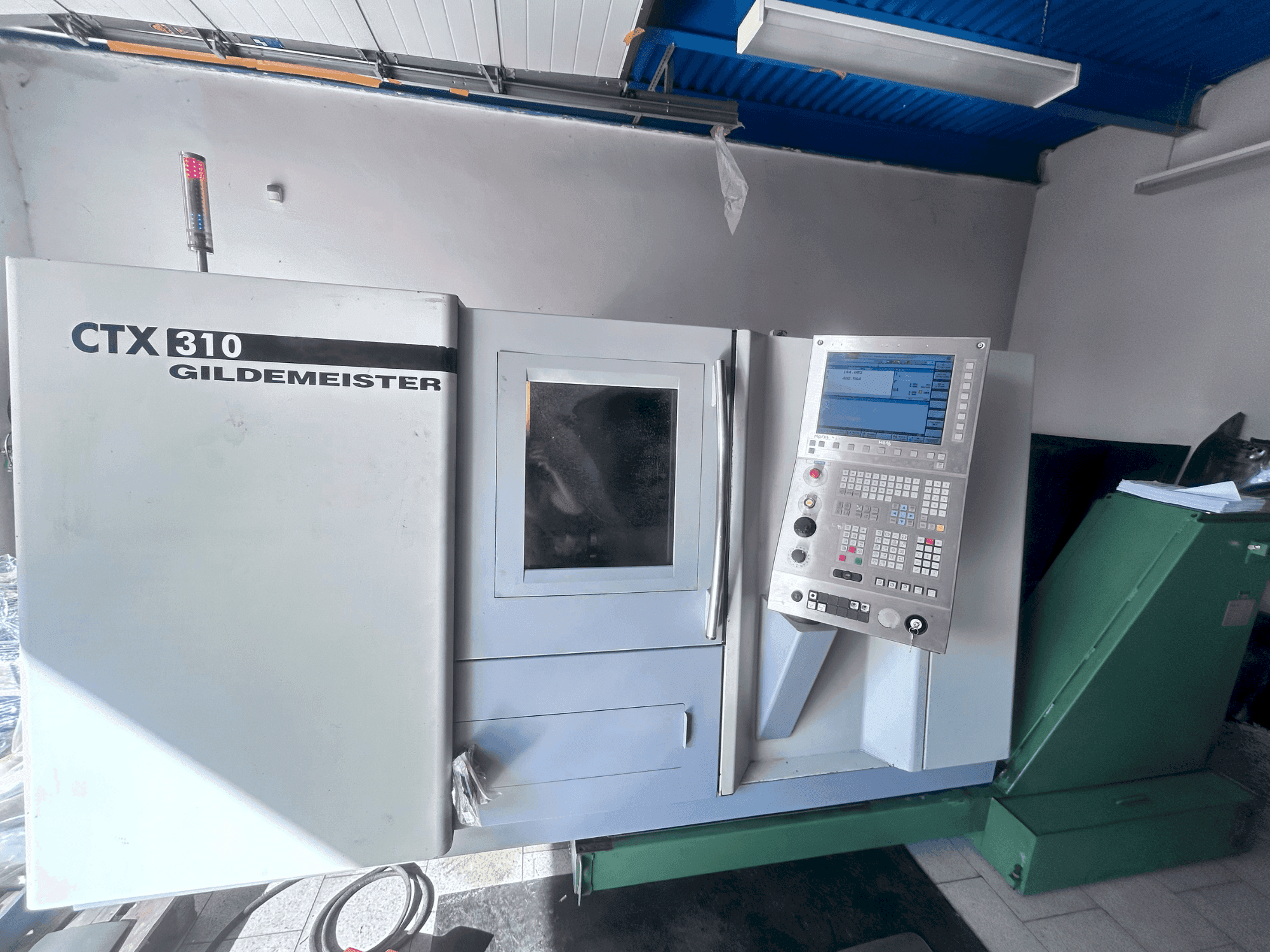 Čelní pohled na DMG Gildemeister CTX 310 stroj