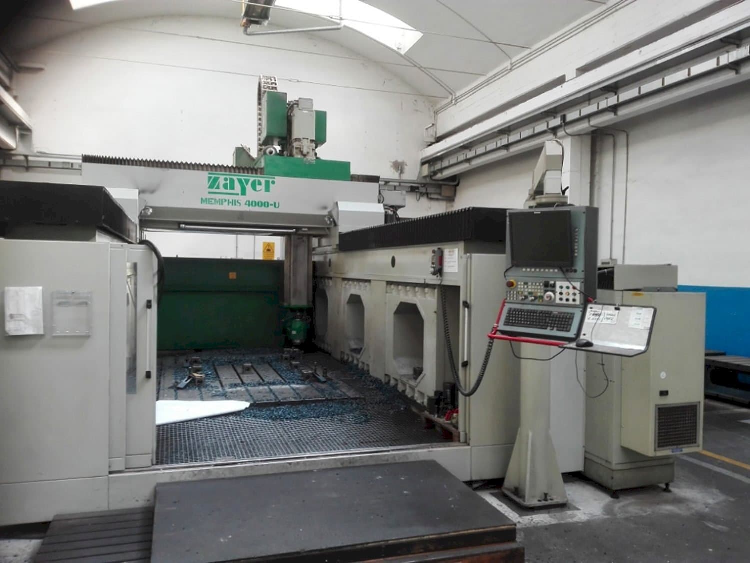 Čelní pohled  na Zayer Memphis 4000  stroj