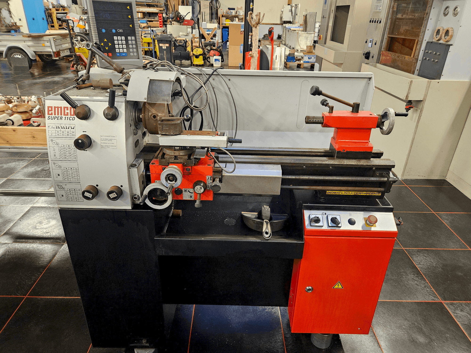 Čelní pohled  na EMCO SUPER11 CD  stroj